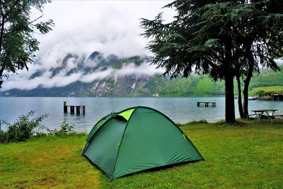 Vom Backpacking zum Vanlife: Zelten im Regen an einem See in den schweizer Bergen.